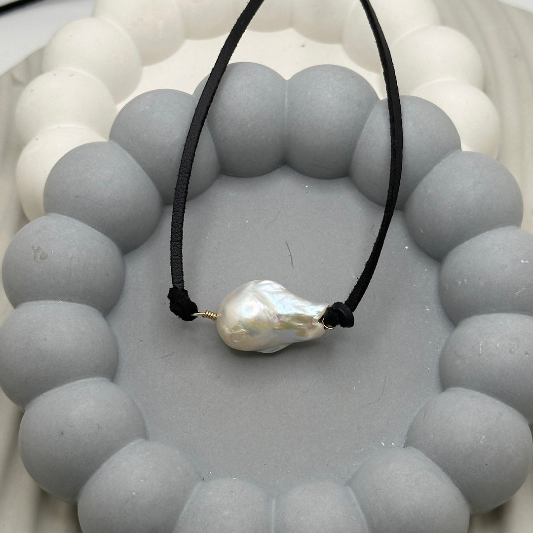 One Perla Love Choker