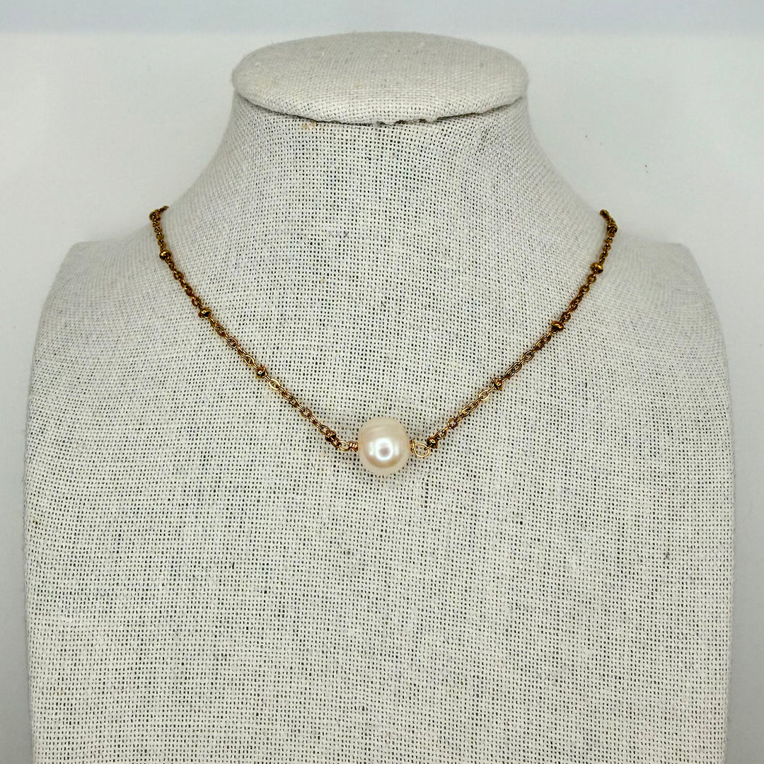 Simple pearl necklace