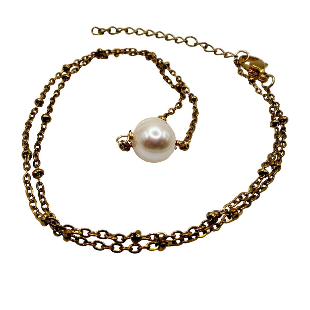 Simple pearl necklace